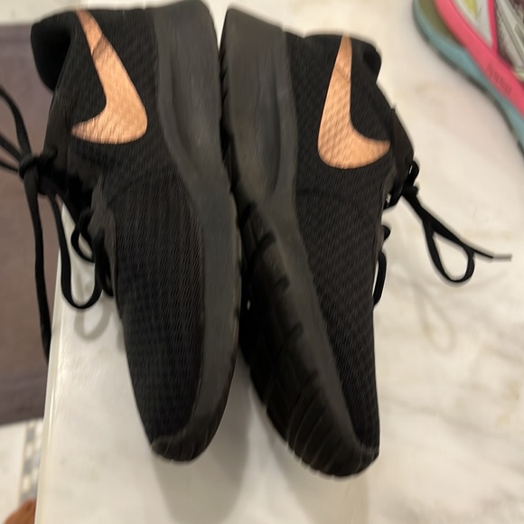 Nike sneakers size 9 - Picture 3 of 5